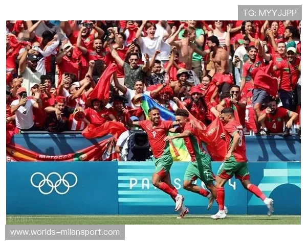 世界杯期间AC米兰球迷的支持热情：现场氛围与线上互动的精彩瞬间